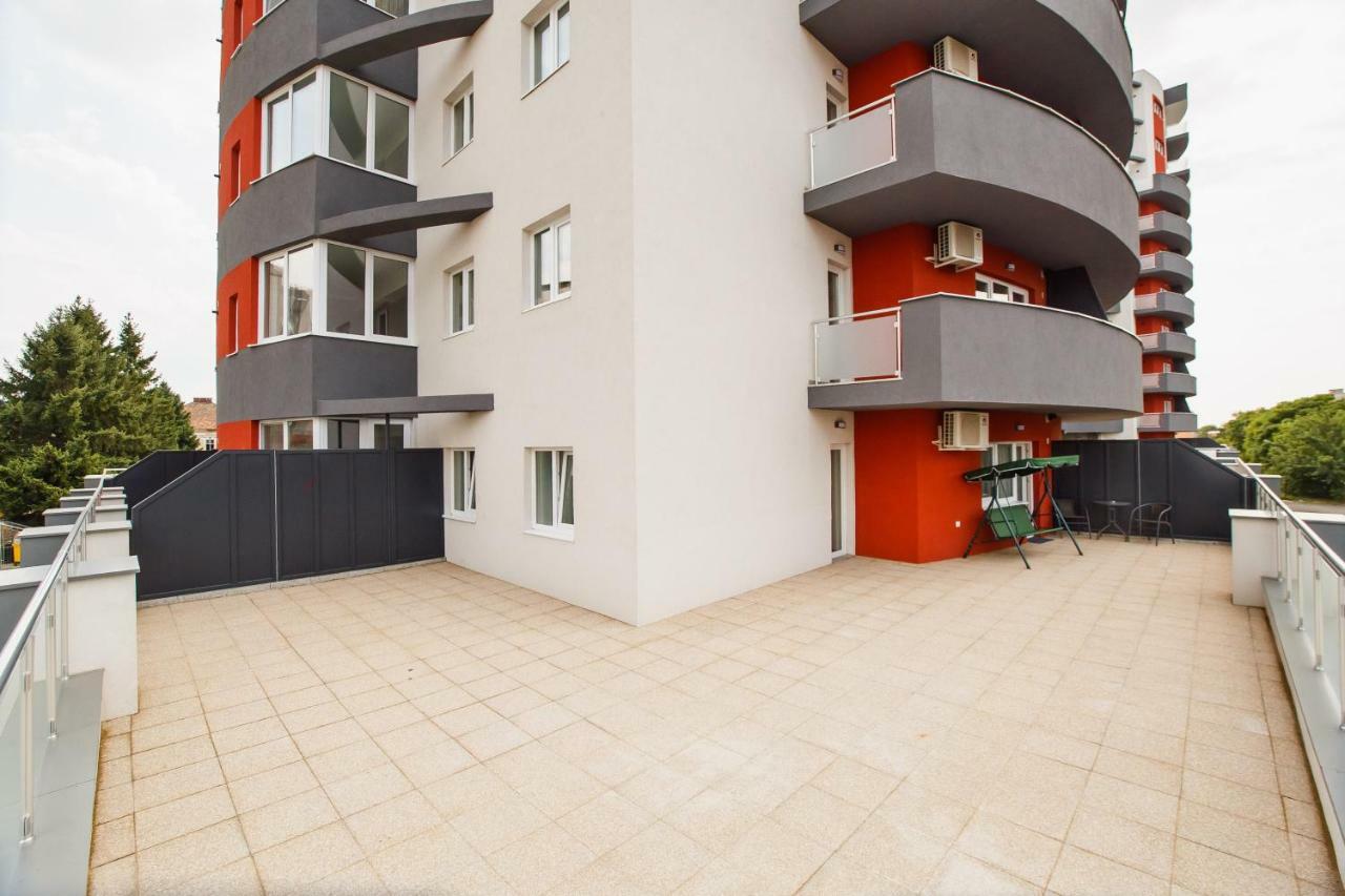 Spacious & Bright 2 Bedroom Central Apartment Oradea Dış mekan fotoğraf