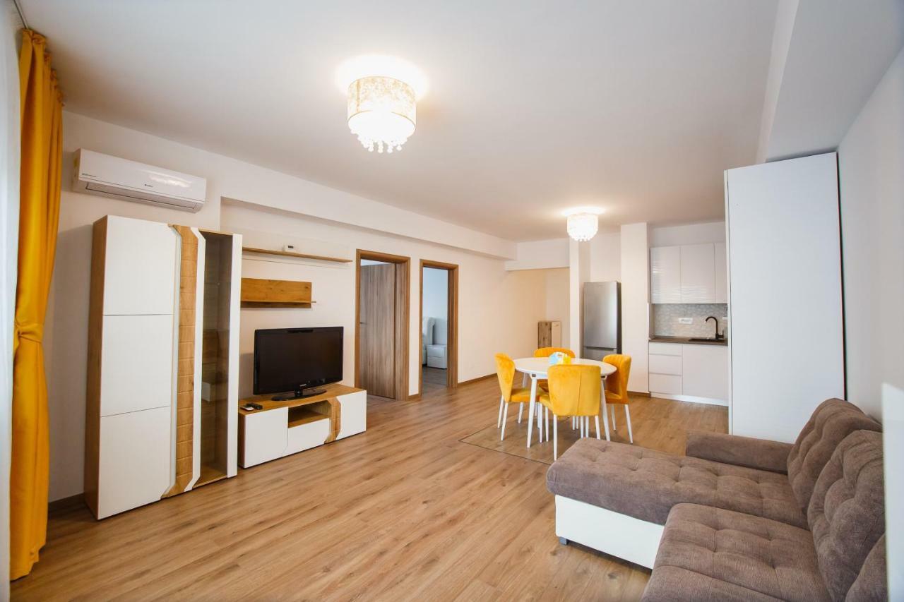 Spacious & Bright 2 Bedroom Central Apartment Oradea Dış mekan fotoğraf