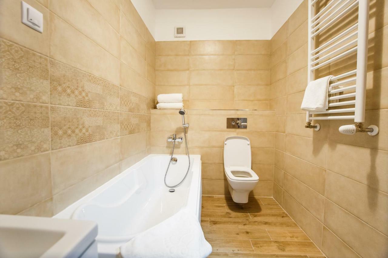 Spacious & Bright 2 Bedroom Central Apartment Oradea Dış mekan fotoğraf